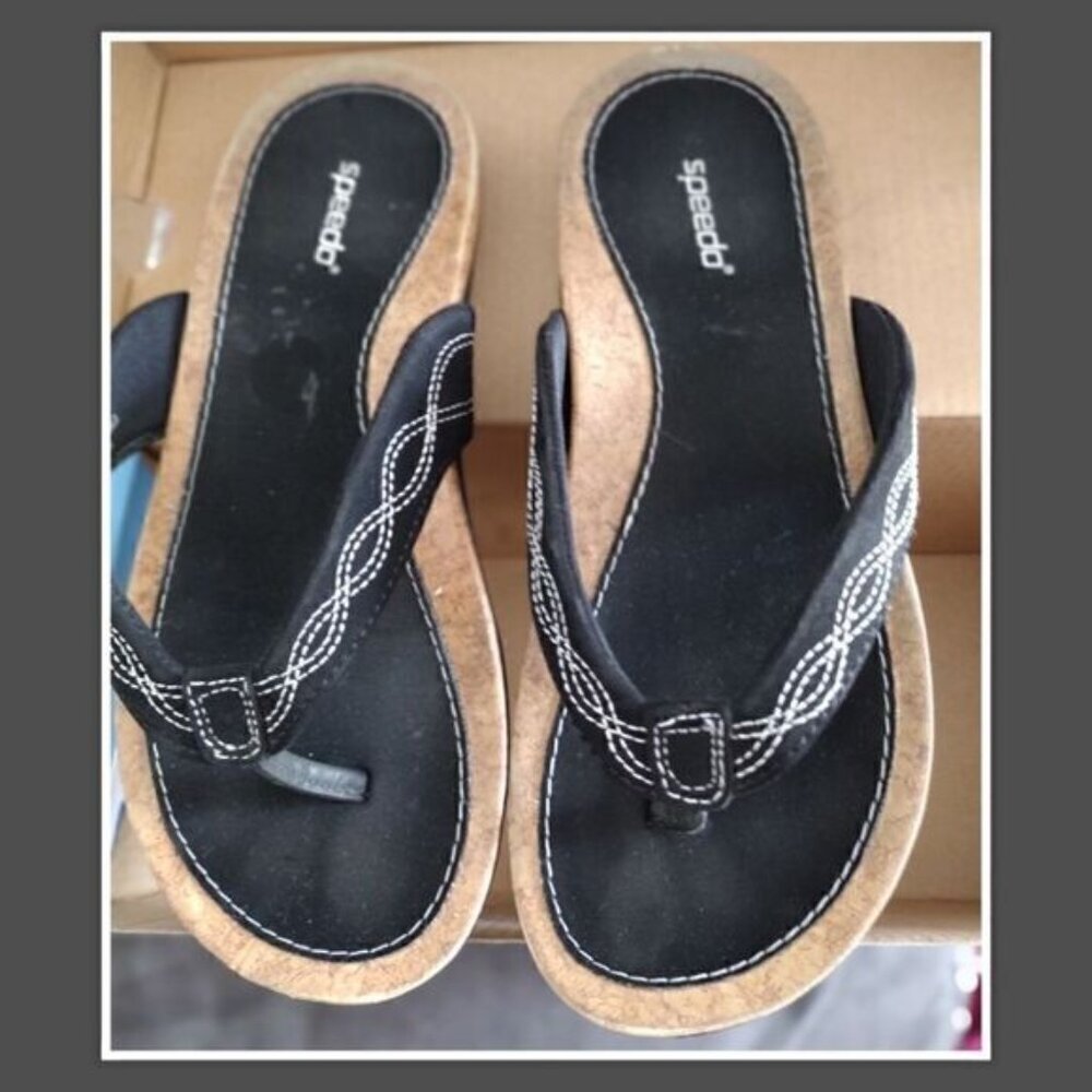 Speedo Women’s Thong Black And White Size 6. Slight wear on the heels